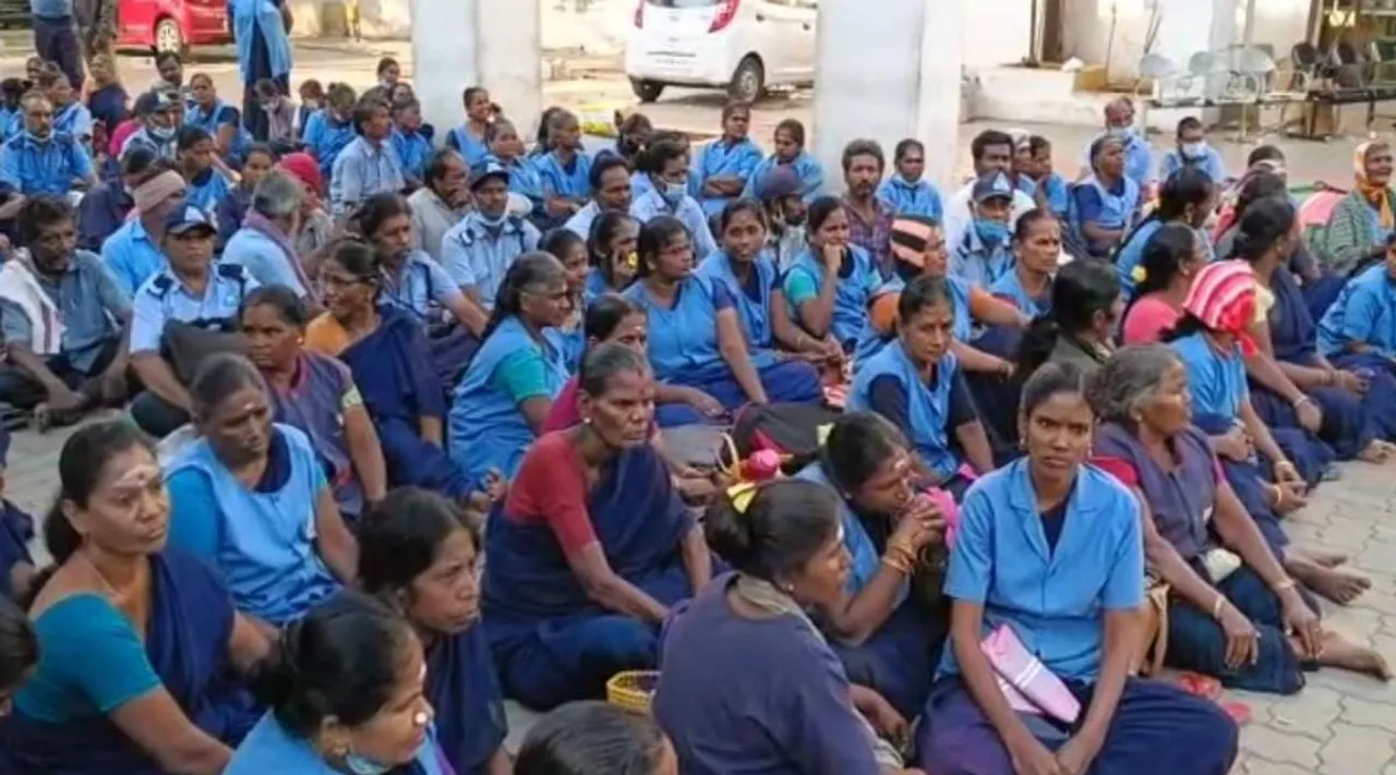 கோவை அரசு மருத்துவமனையில் ஒப்பந்த தூய்மைப் பணியாளர்கள் 2-வது நாளாக போராட்டம்