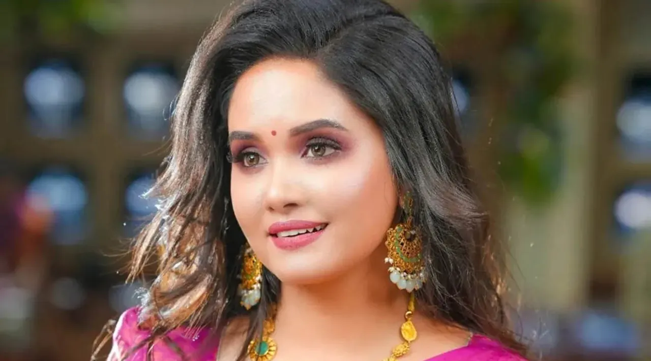 பொன்னொளியில் மின்னும் புன்னகை... சாய் காயத்ரி ரீசன்ட் க்ளிக்ஸ்