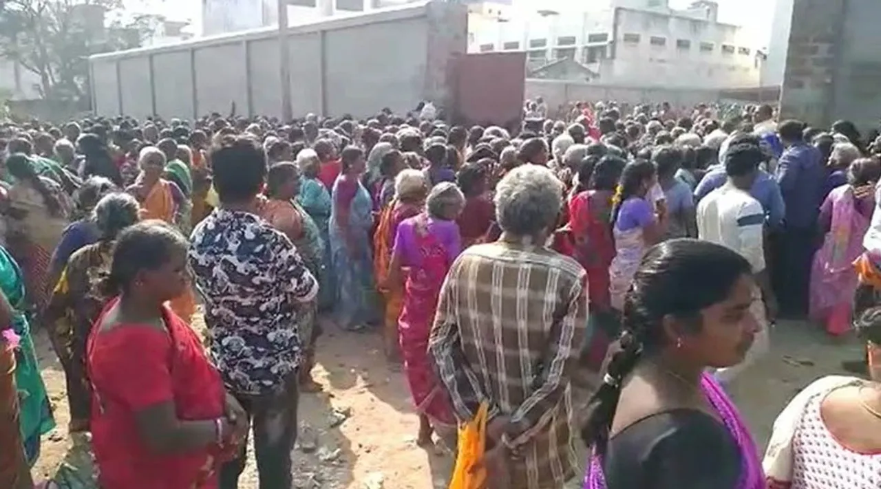 வாணியம்பாடி: இலவச புடவை வினியோகம்; கூட்ட நெரிசலில் சிக்கி 4 பெண்கள் பலி