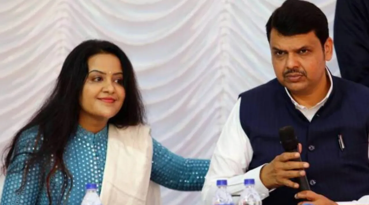 Deputy CM Devendra Fadnavis, Amruta Fadnavis, தேவேந்திர ஃபட்னாவிஸ், அம்ருதா ஃபட்னாவிஸ், டிசைனர், அம்ருதா ஃபட்னாவிஸ் வழக்கு, Amruta Fadnavis threat, Deputy CM Devendra Fadnavis bribe, Amruta Fadnavis FIR, Tamil Indian Express Mumbai news, Mumbai top news