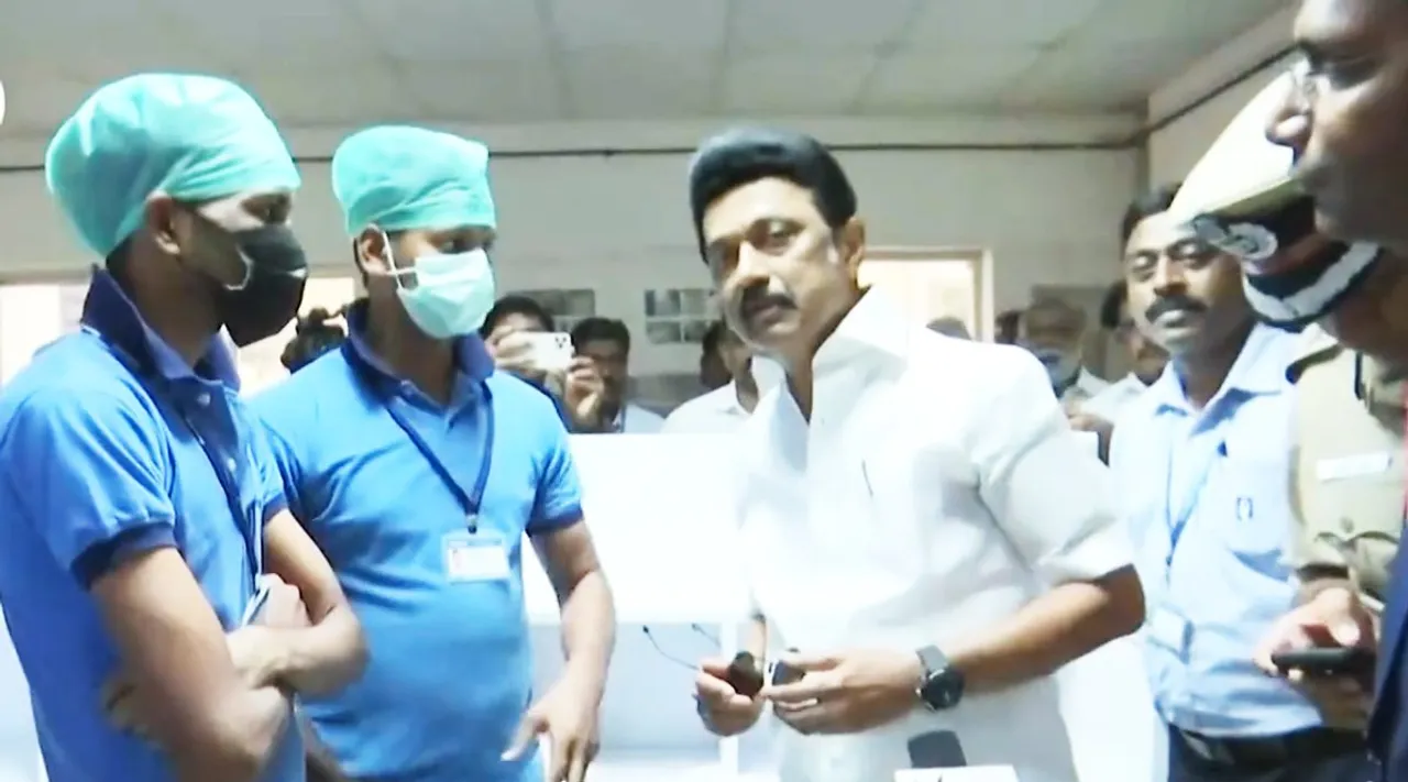 MK Stalin meets migrant workers, mk stalin meets with migrant workers, Tuticorin, Thuthukudi, முக ஸ்டாலின், வட மாநிலத் தொழிலாளர்கள் உடன் முக ஸ்டாலின் சந்திப்பு, புலம்பெயர் தொழிலாளர்கள் உடன் முக ஸ்டாலின் சந்திப்பு, North Indian workers, MK stalin meets North Indian workers