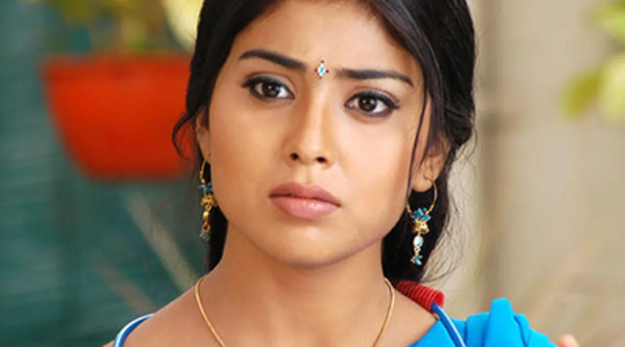 உங்களுக்கு வயசே ஆகாதா?... ஸ்ரேயா சரன் லேட்டஸ்ட் க்ளிக்ஸ்