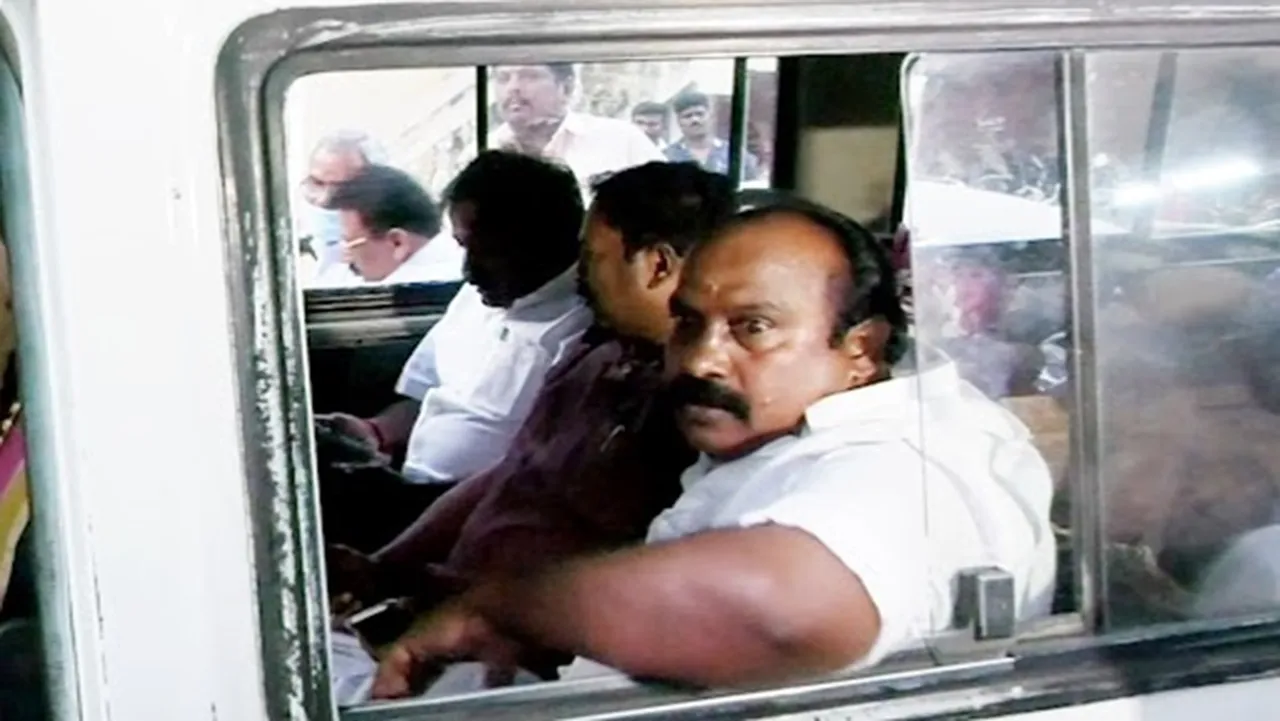 5 arrested for attacking Trichy Siva house produced in court