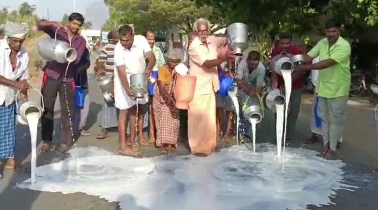 Milk producers protest, பால் கொள்முதல் விலையை உயர்த்தக் கோரிக்கை, பாலை சாலையில் ஊற்றி போராட்டம், Milk producers protest for demanding to increase, Milk purchase price
