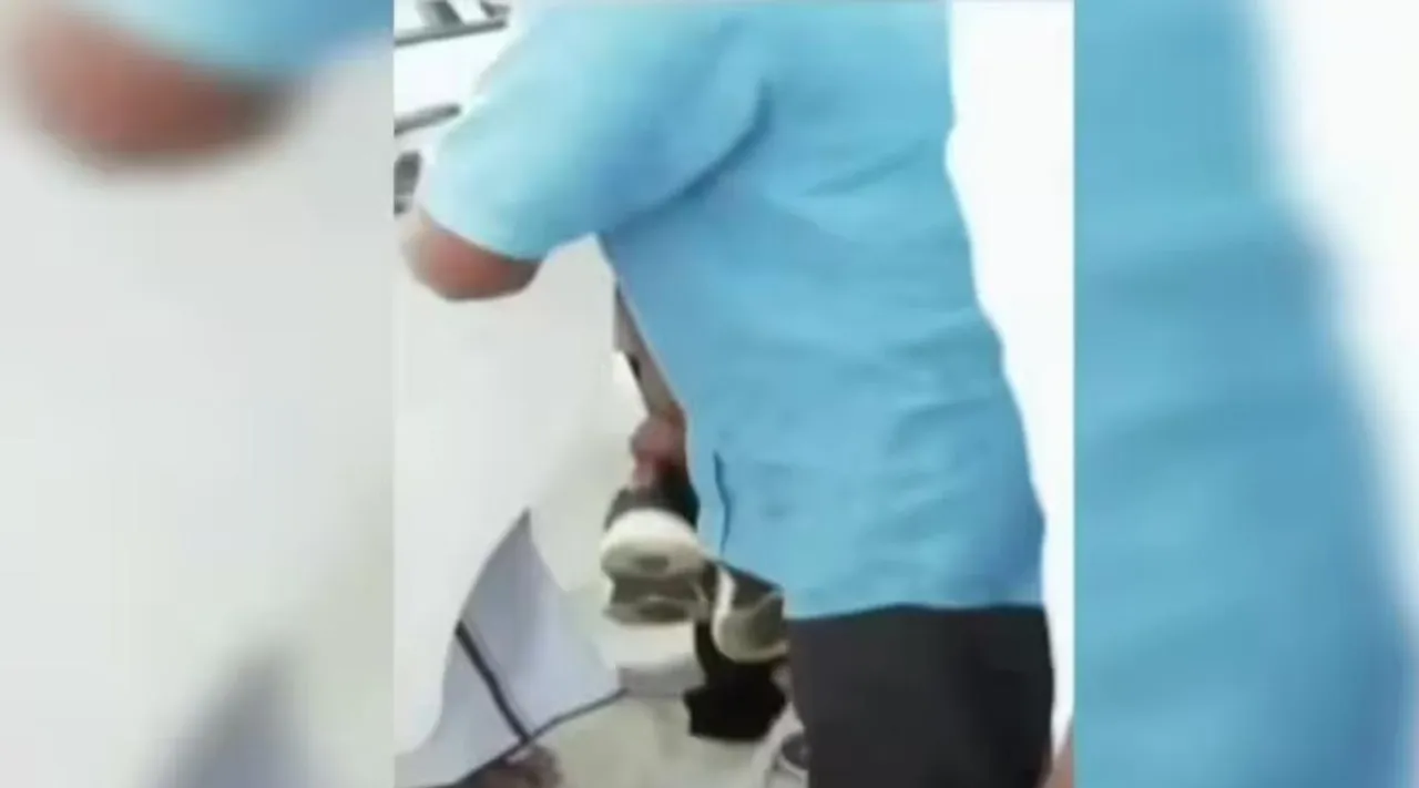 Minister Nasar's assistant seen carrying his shoes, அமைச்சர் நாசர் காலணிகளை கையில் எடுத்து வந்த உதவியாளர், நெட்டிசன்கள் ரியாஷன்ஸ், Minister Nasar, Karunanidhi memorial