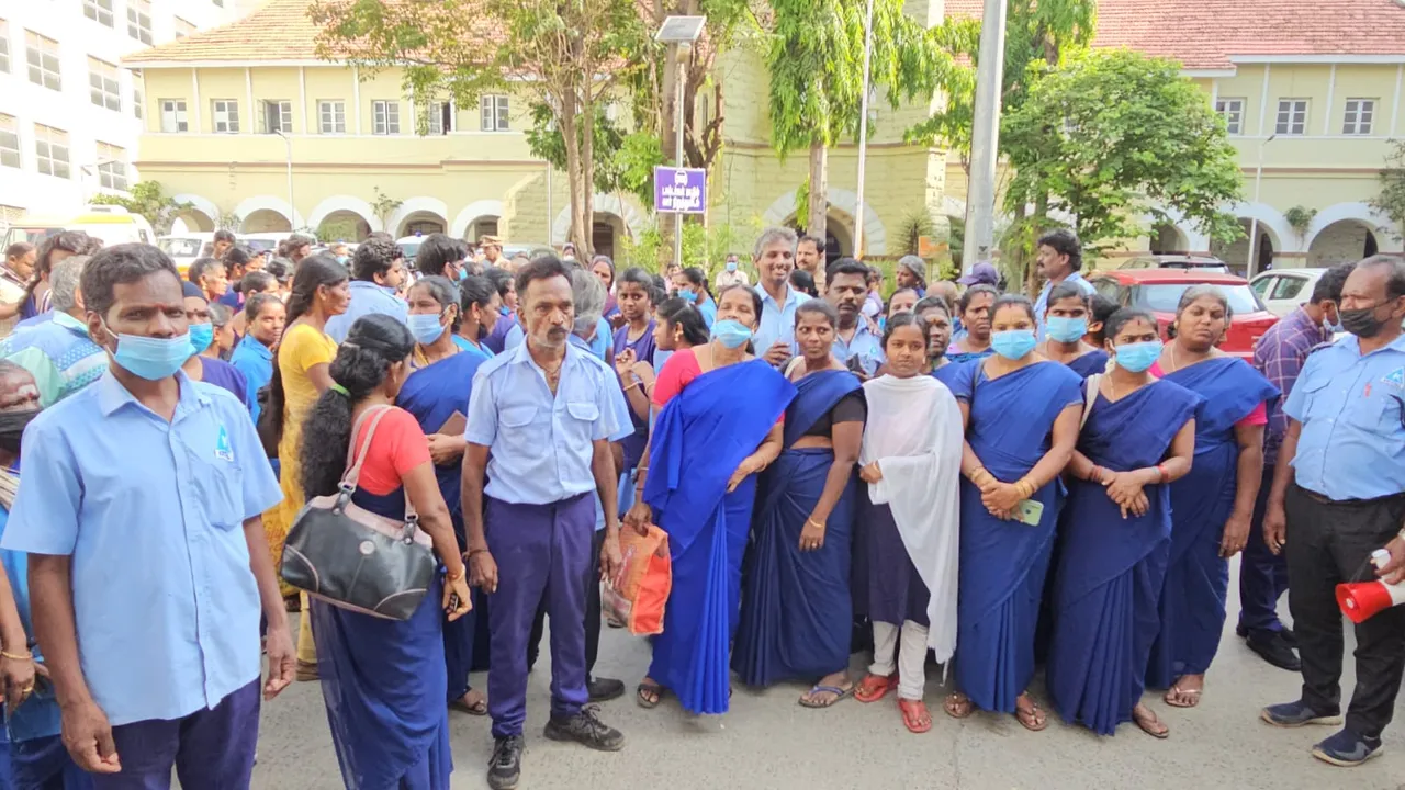 பணி புறக்கணிப்பு போராட்டத்தில் ஈடுபட்ட தூய்மை பணியாளர்கள்