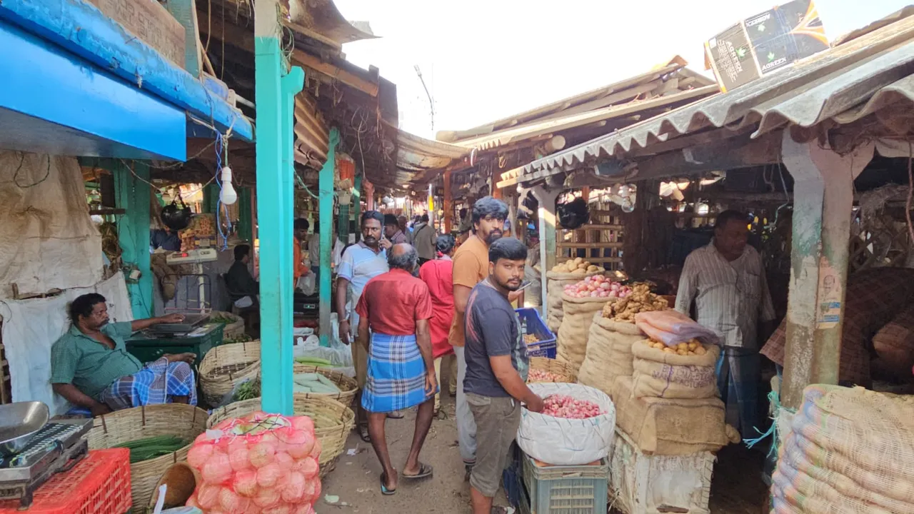 வேறு இடத்தில் கடைகள் மாற்ற மாநகராட்சி நிர்வாகம் நோட்டீஸ்