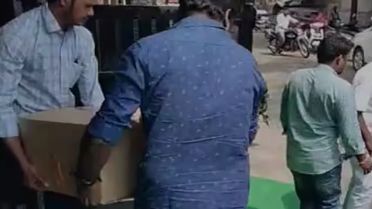 The income tax department conducted an inspection at the house of Karur lawyer Sengottaiyan