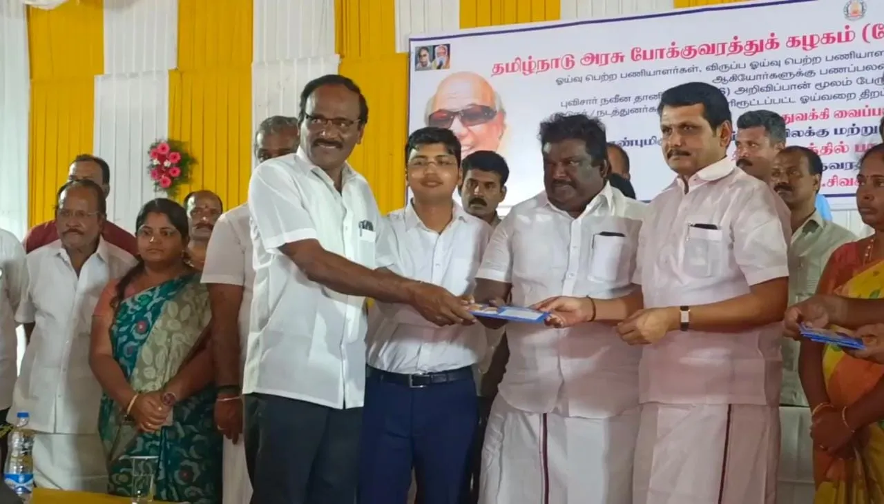 இசைக் கருவிகளை வாசித்த போக்குவரத்து ஊழியர்கள்