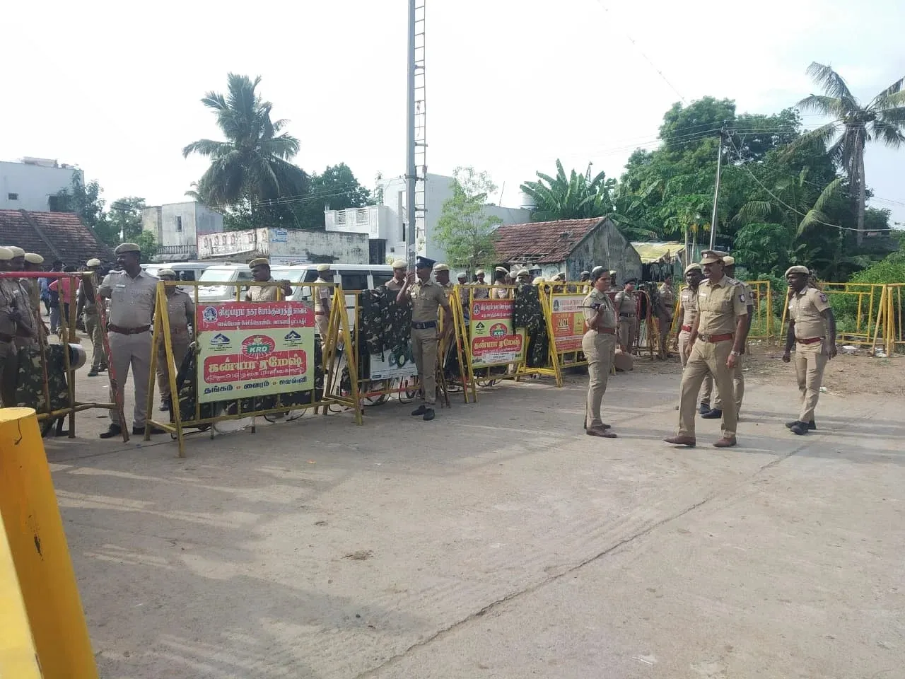 ஆர்.டி.ஓ காரை முற்றுகையிட்டு மக்கள் போரட்டம்