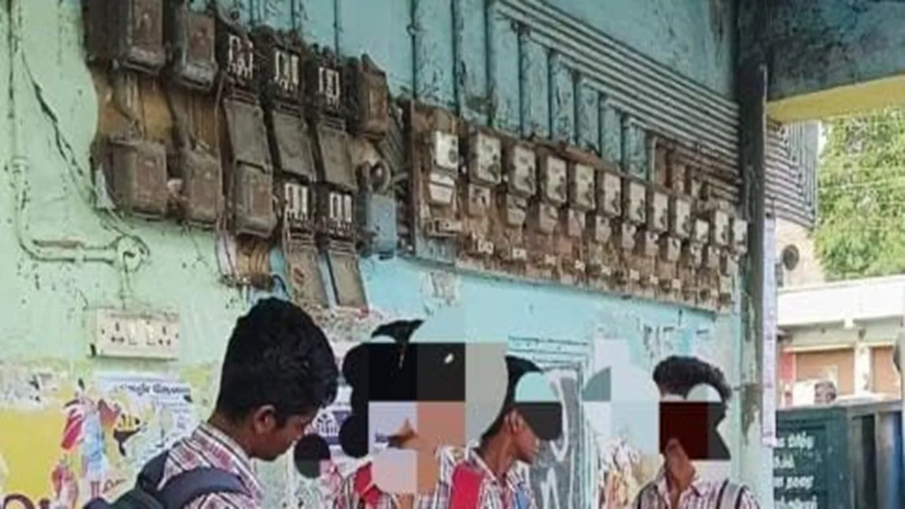 There are dangerous electrical connections at duraiyur bus stand