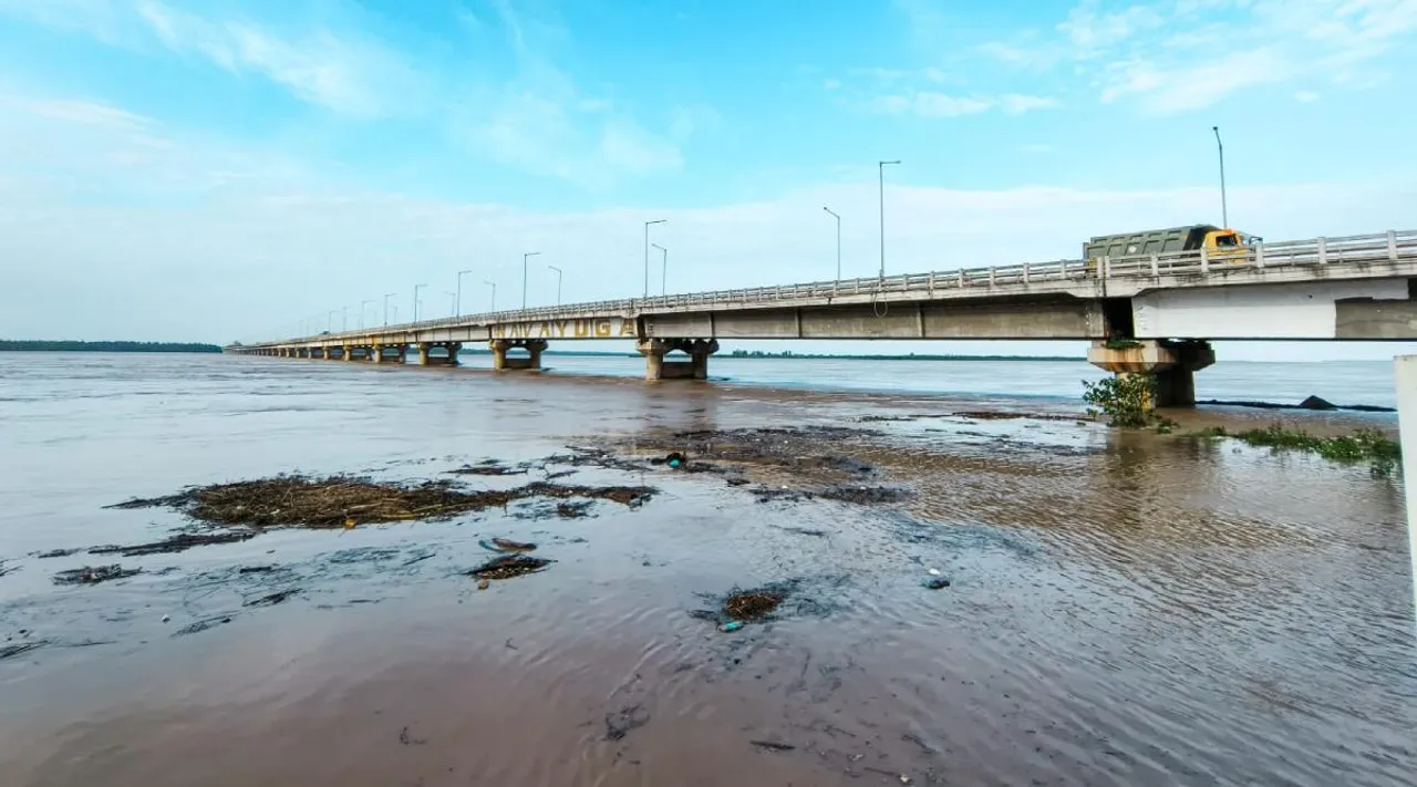 Kodhavari river, Kodhavari river flooding, Flooding in Kodhavari river, Yanam is to prevent water flow in Kothavari river flooding, கோதாவரி ஆற்றில் வெள்ளப்பெருக்கு, ஏனாம் கரையோரம் மணல் மூட்டைகள் வைத்து நீர்வரத்து தடுப்பு, Flooding in Kodhavari river, Yanam prevent water flow in kothavari river