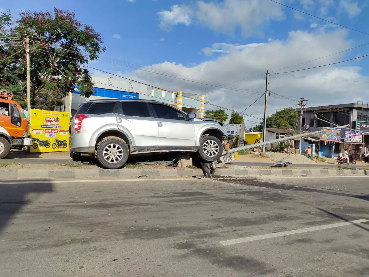 சொகுசு கார் கோவை அருகே விபத்து