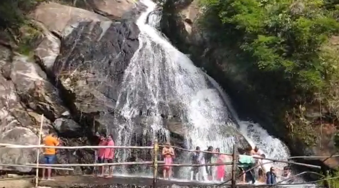 Aazhiyaru Kaviyaruvi falls, Kaviyaruvi falls open Travellers and people happy bathing, ஆழியார் கவியருவி திறப்பு, ஆனந்த குளியல் போட்டு சுற்றுலாப் பயணிகள் மகிழ்ச்சி, கோவை, ஆழியார், கவியருவி, பொள்ளாச்சி, Aazhiyaru Kaviyaruvi falls, Travellers and people happy bathing