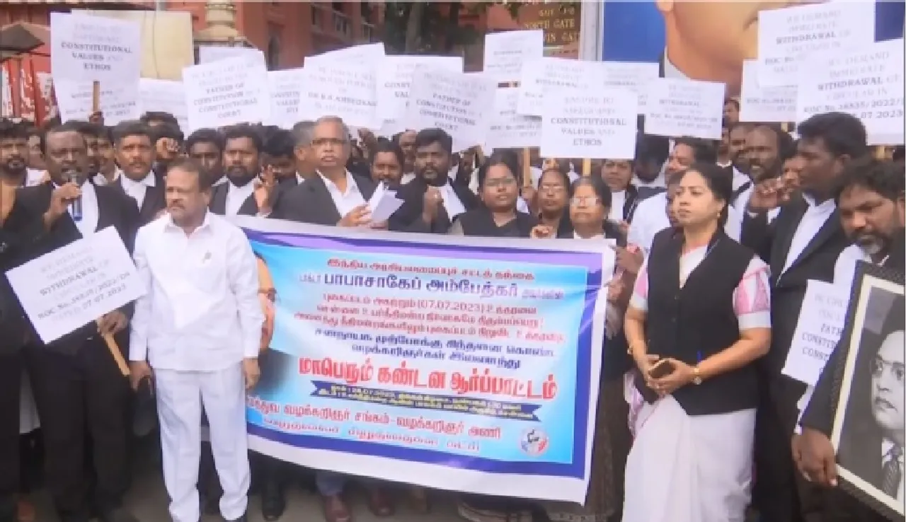 சென்னை உயர்நீதிமன்ற வழக்கறிஞர்கள் ஆர்ப்பாட்டம்