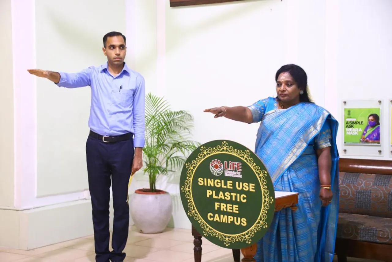 உறுதிமொழி எடுத்துக் கொண்ட தமிழிசை