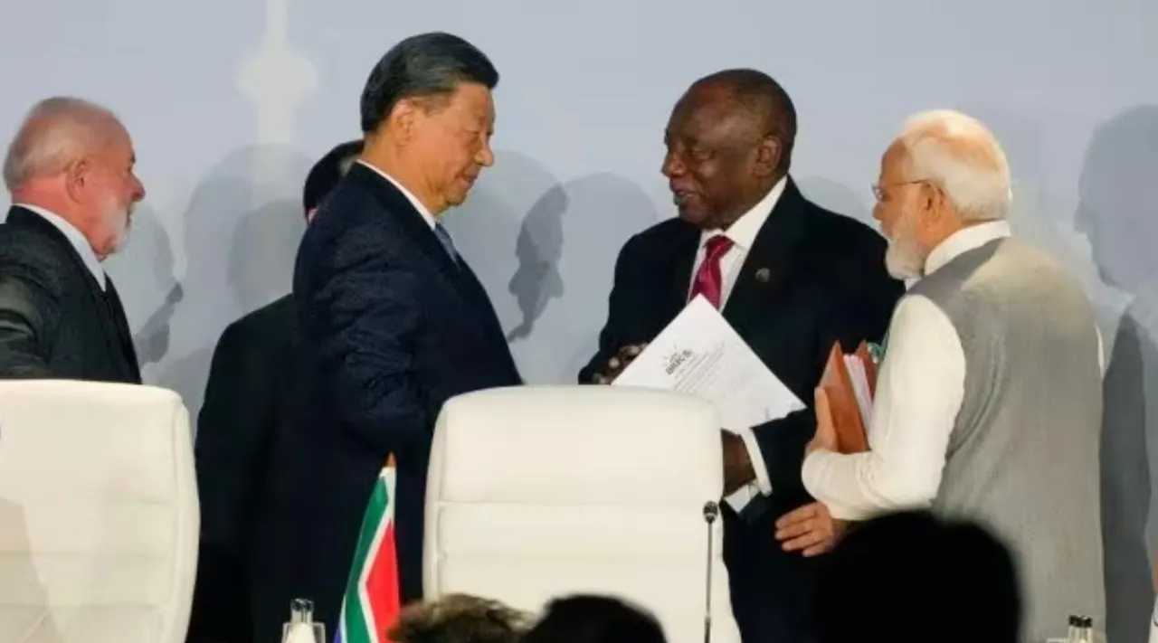 Xi meets modi, Xi, PM Modi, Xi Jinping, XI at BRICS, Modi at BRICS summit, BRICS, Xi Modi on LAC, LAC, India-China, India China ties, பிரிக்ஸ் உச்சிமாநாடு, எல்.ஏ.சி பிரச்னைகளை தணிக்கும் திவிர முயற்சிக்கு, மோடி- ஜின்பிங் ஒப்புதல், India-China relations, Ladakh, Line of Actual Control, India China border, PM Modi news Indian Express, Xi Jinping news, China news Tamil Indian Express