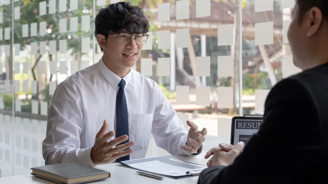 Who Is a Life Advisor and How Do They Differ from a Corporate Insurance Agent?