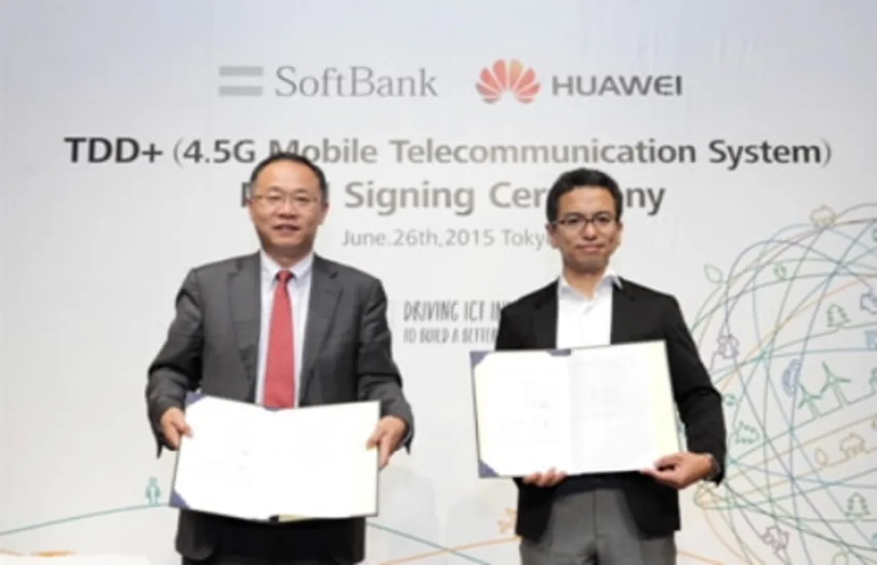 Keiichi Makizono from SoftBank right and David Wang from Huawei Sign the MoU on TDD Cooperation