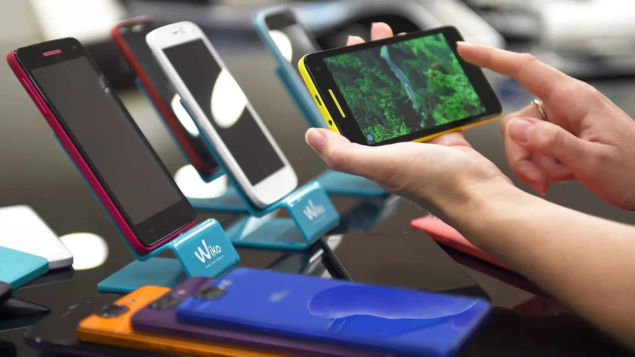 Xiaomi (30%), Samsung (24%) and Vivo (17%) rounded off the top three spots in the smartphone leaderboard for Q2 2020.  While Nokia smartphone share declined,