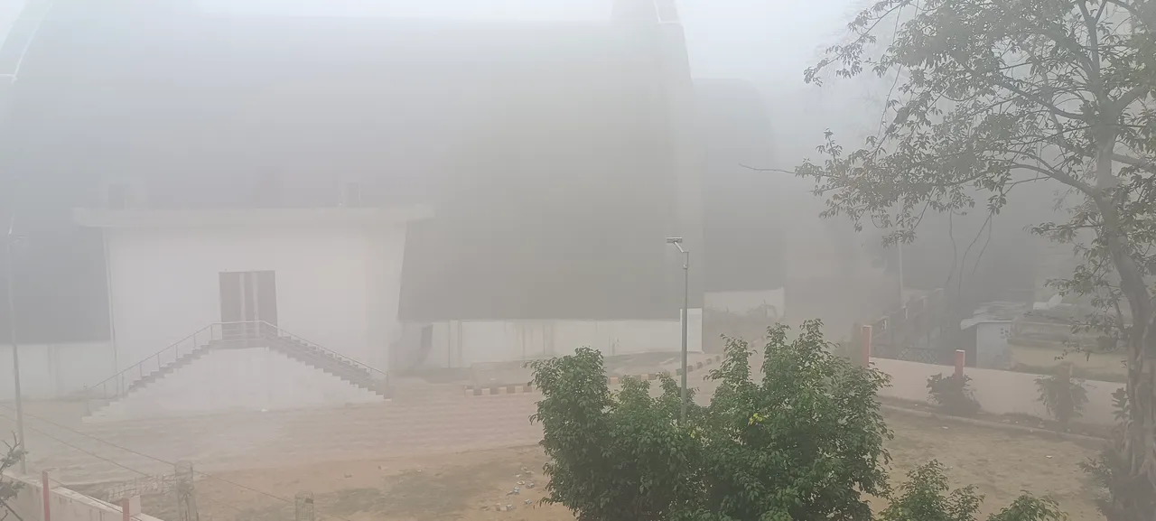 Weather: वायुमंडल में छाया घना कोहरा