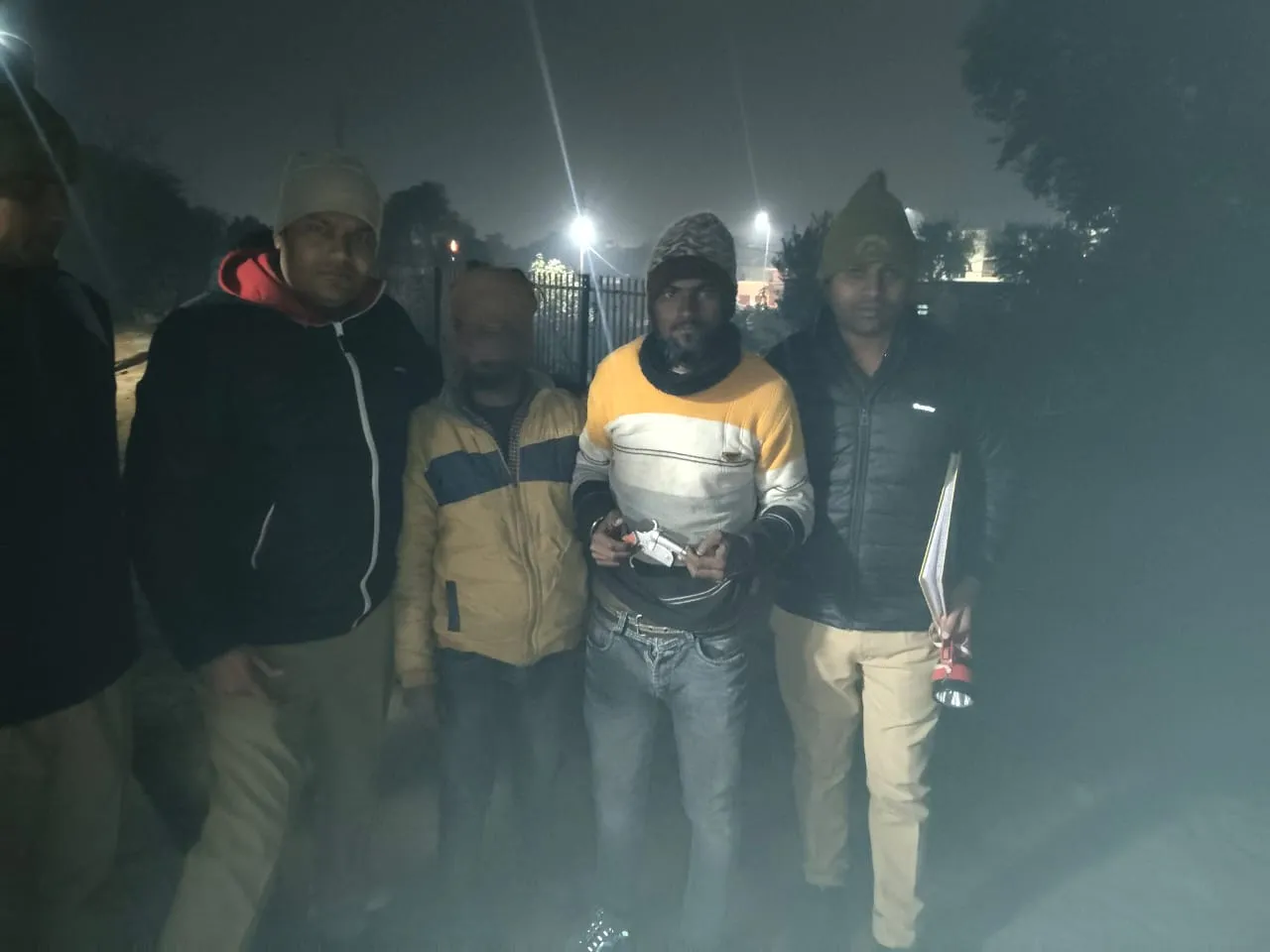 नजीबाबाद में जीआरपी की पुलिस गिरफ्त में हमलावर युवक