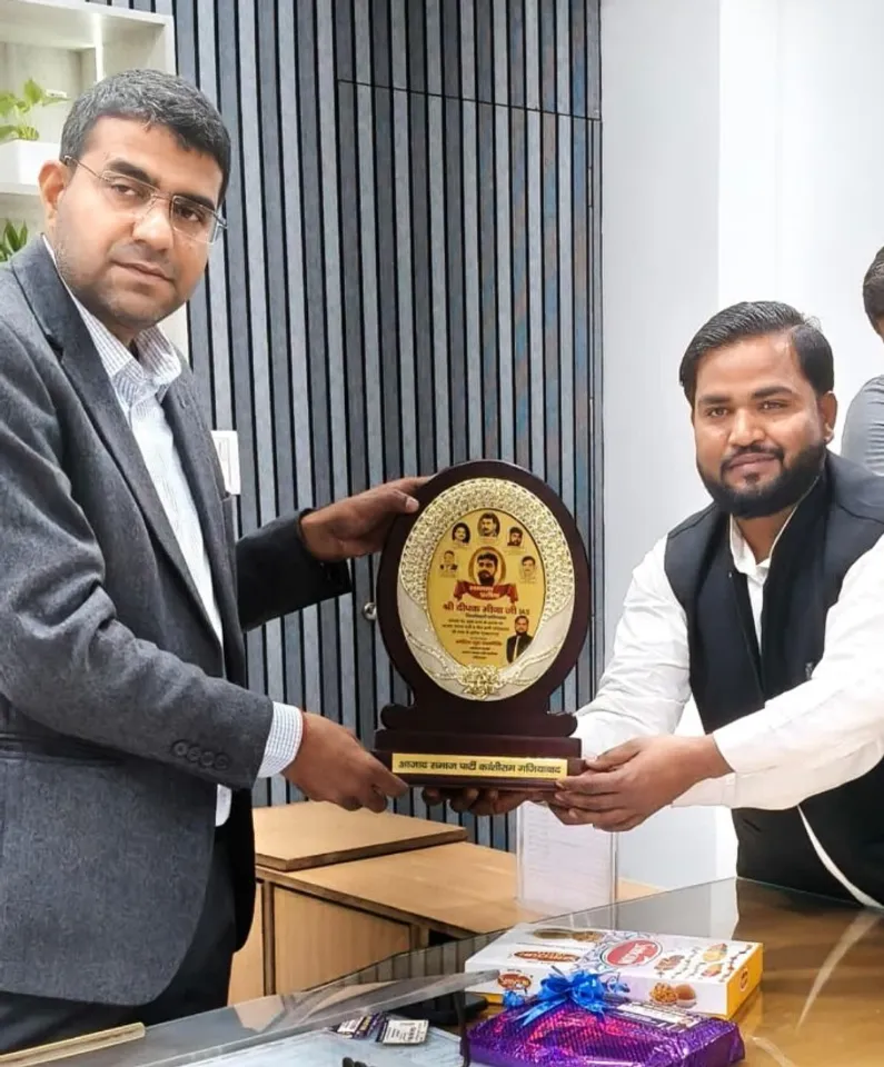 डीएम को भेंट किया स्मृति चिन्ह 