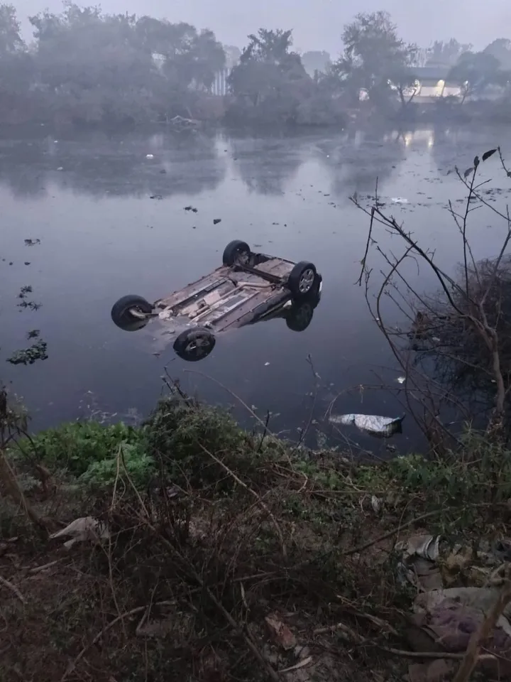 तालाब में डूबी कार