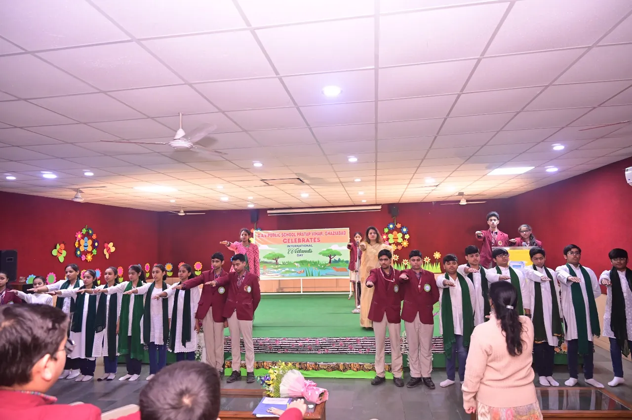 कार्यक्रम प्रस्तुत करते बच्चे