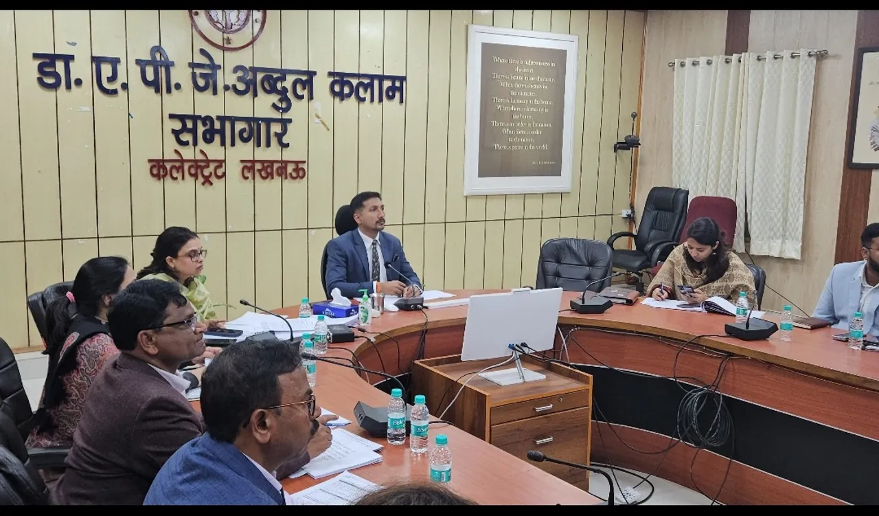 समीक्षा बैठक करते लखनऊ जिलाधिकारी 