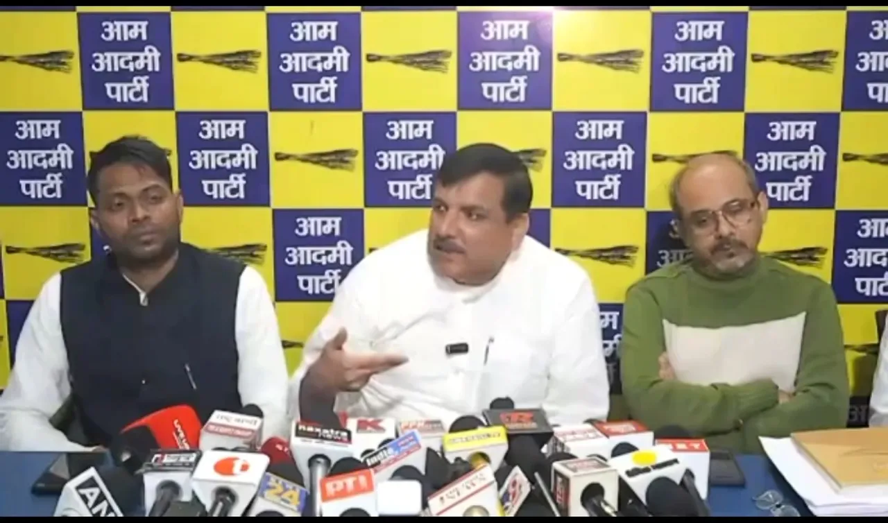 सांसद संजय सिंह प्रेस वार्ता को संबोधित करते हुए