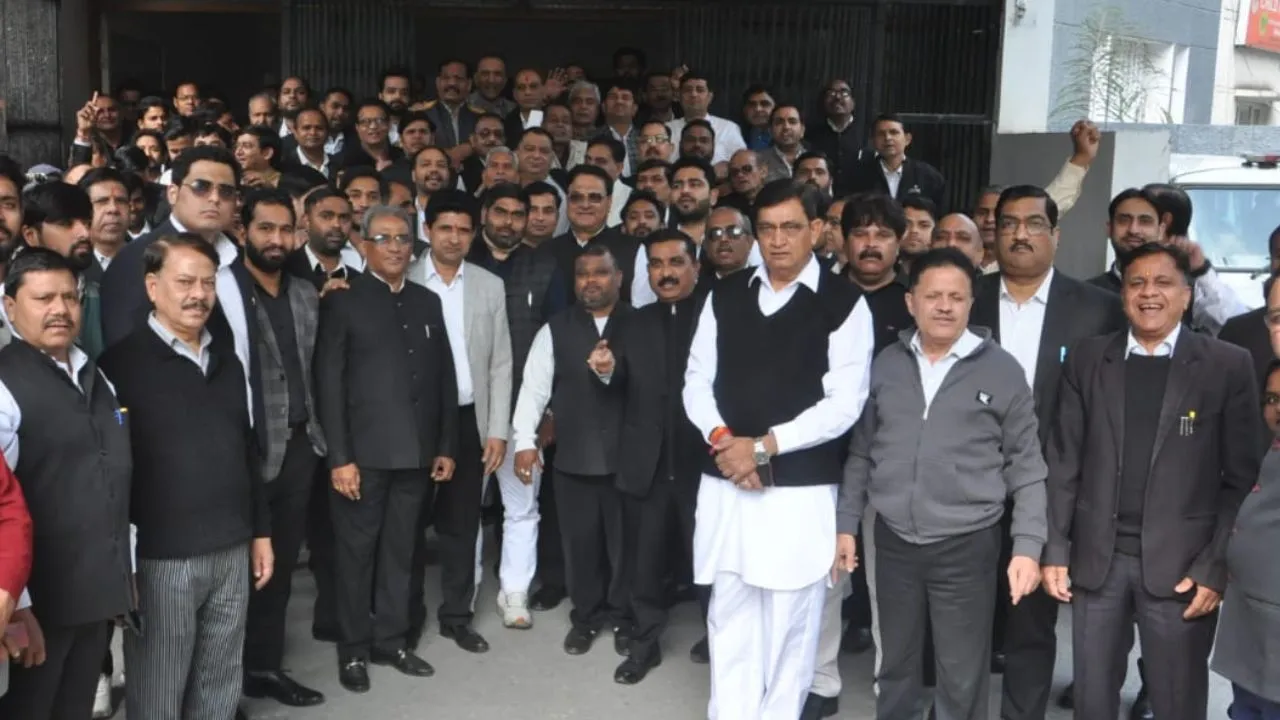 अधिवक्ताओं का विरोध प्रदर्शन