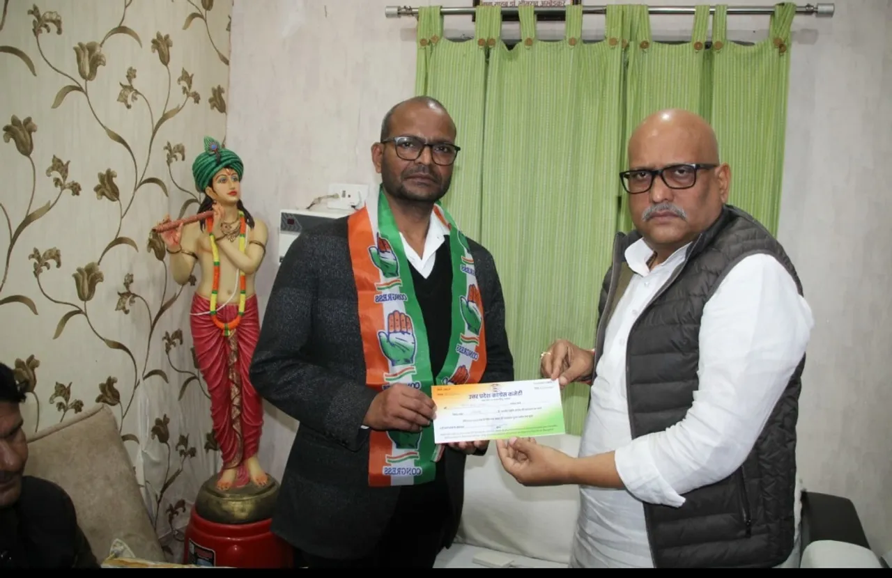 कांग्रेस की सदस्यता दिलाते अजय ray