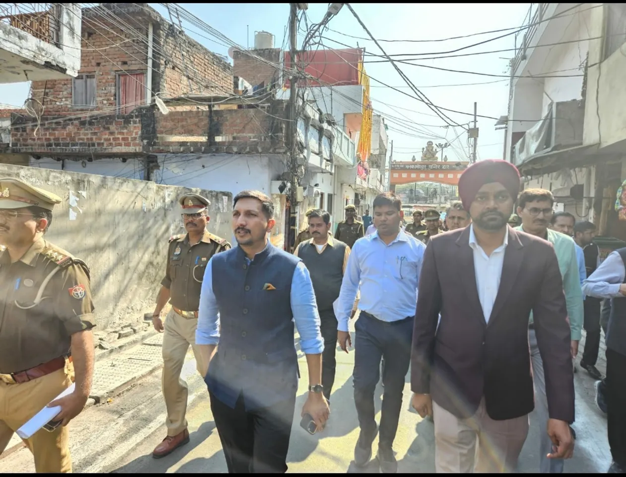 निरीक्षण करते लखनऊ जिलाधिकारी 