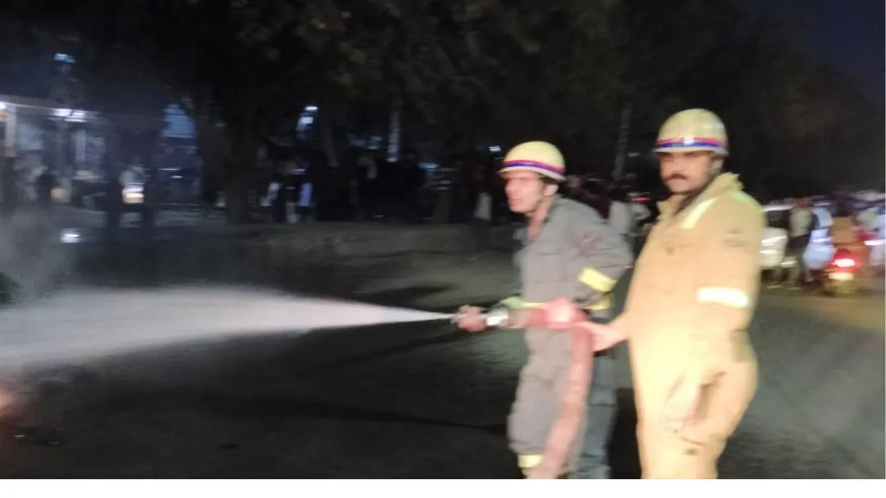 चलती कार में लगी आग
