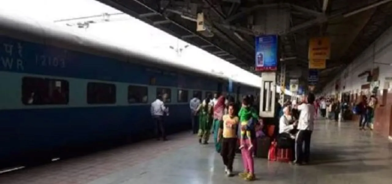 रेलवे प्लेटफार्म। 