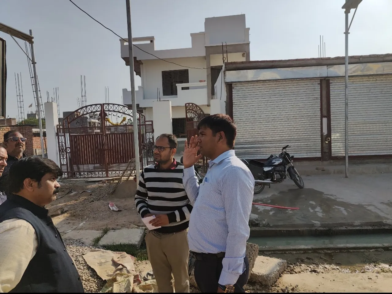 मौके पर पहुंचे नगर निगम adhikair