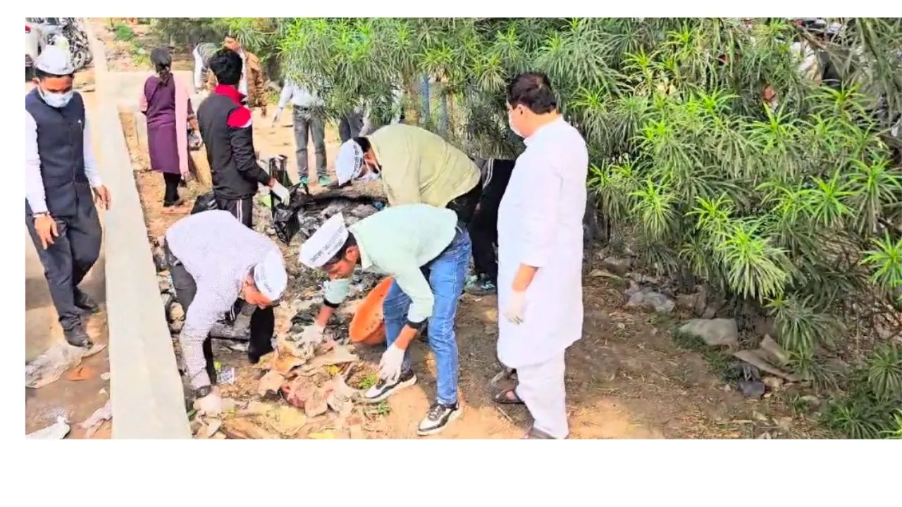 श्रमदान करते राज्यसभा सांसद संजय सिंह 