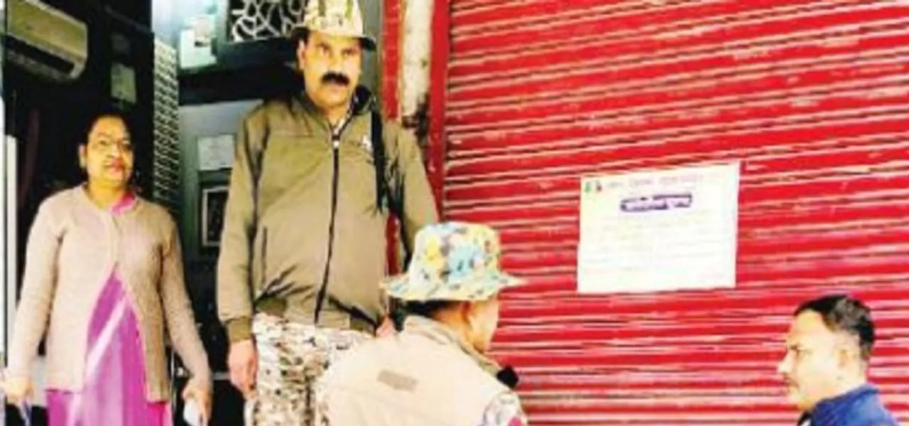 प्रतिष्ठानों को सील करती टीम। 