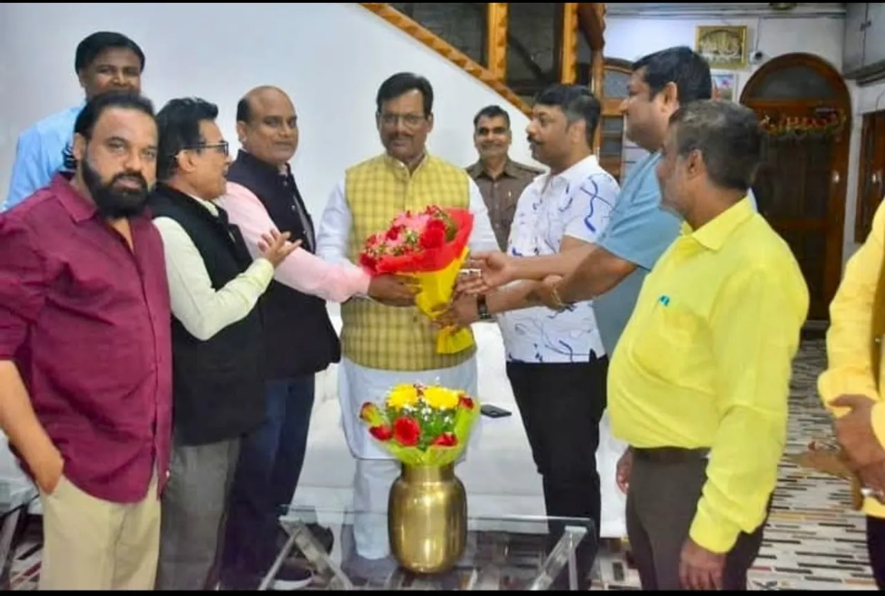 भाजपा विधायक से मिलते vyaoari
