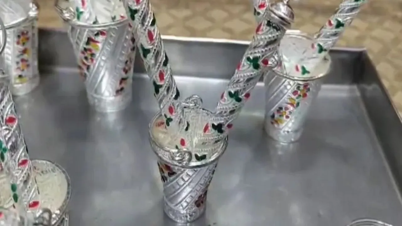  एक लाख रुपये तक चांदी की पिचकारी