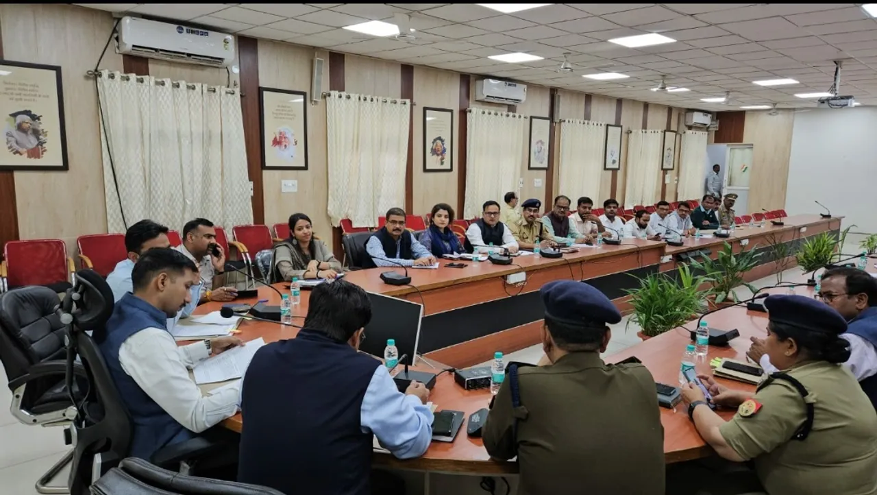 कलेक्ट्रेट में बैठक करते जिलाधिकारी लखनऊ 