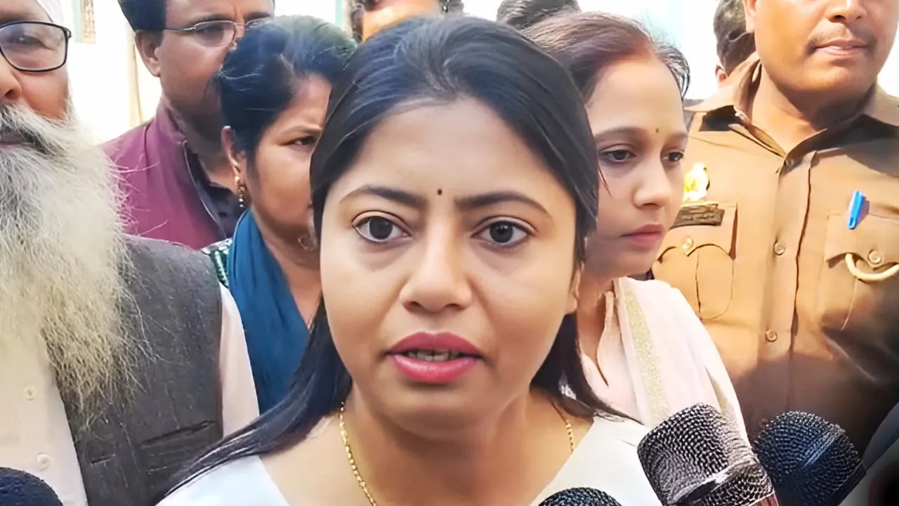  सीतापुर में राघवेंद्र बाजपेयी के घर पहुंची पल्लवी पटेल मीडिया से बातचीत करतीं