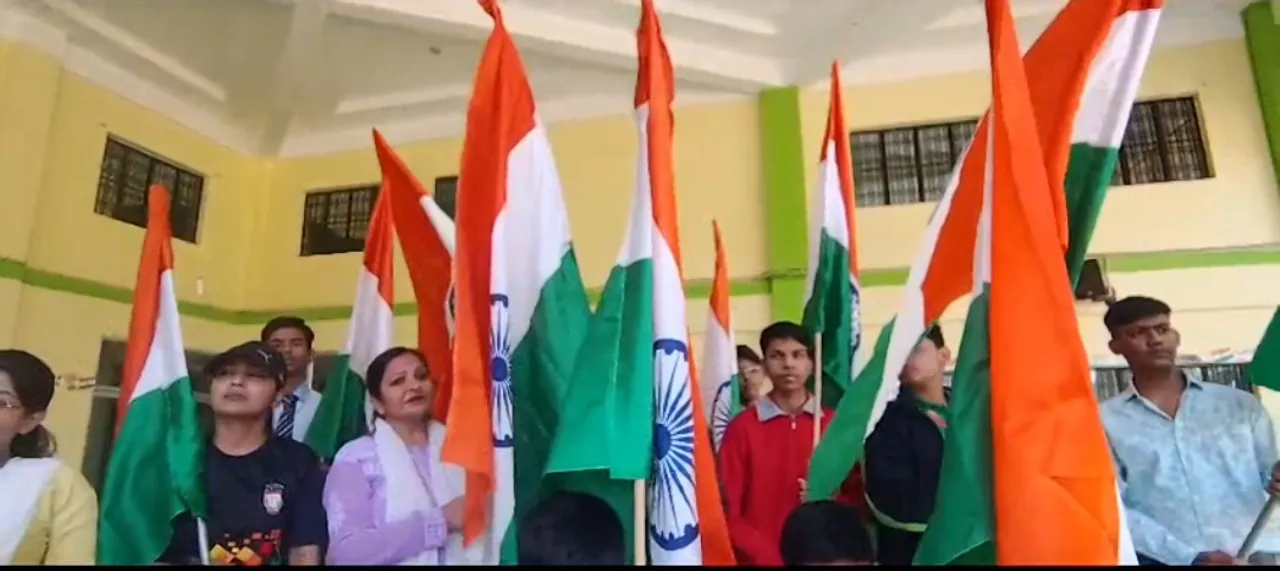 टीम इंडिया को चियर करते स्कूली 