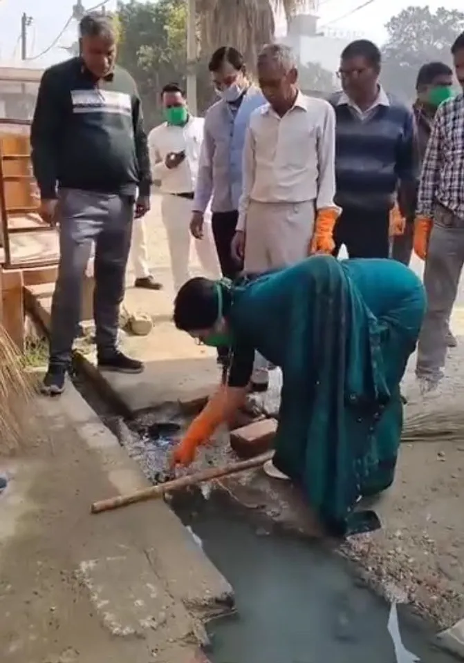 मेयर अर्चना वर्मा ने सफाईकर्मियों संग नाली की सफाई 