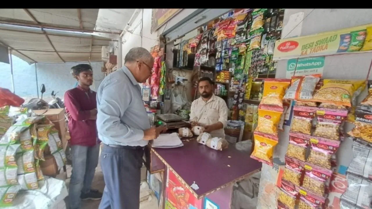 खाद्य विभाग की टीम ने की जांच 