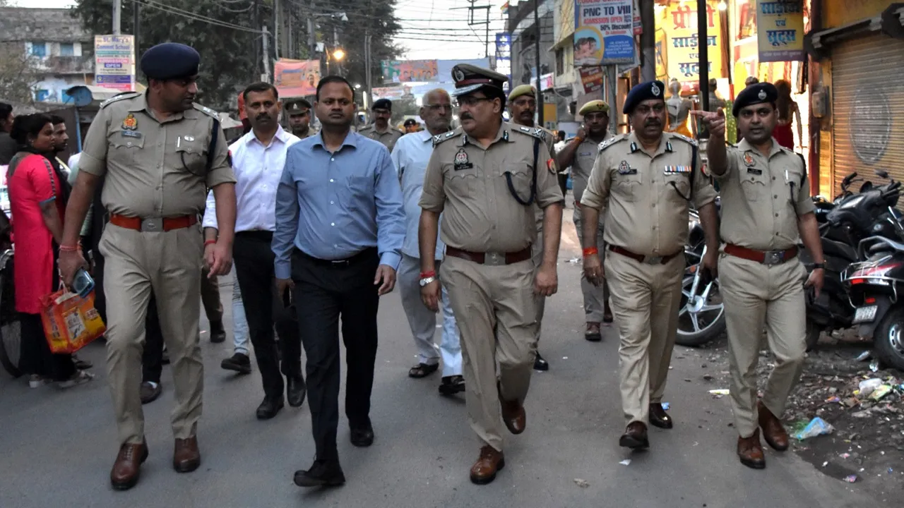 A convoy of officers
