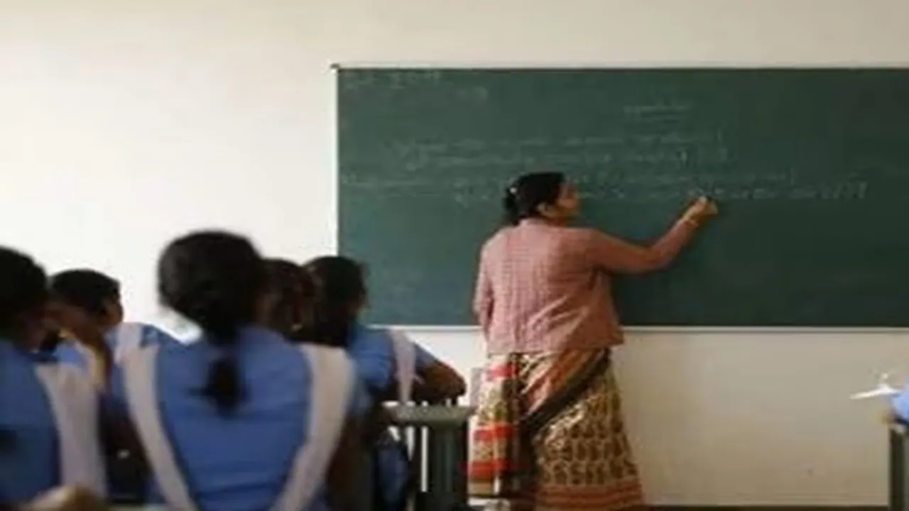 Teachers got a gift on Holi