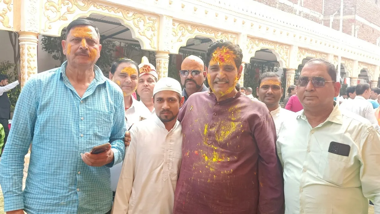 नमाज की टोपी चंदन का टीका 