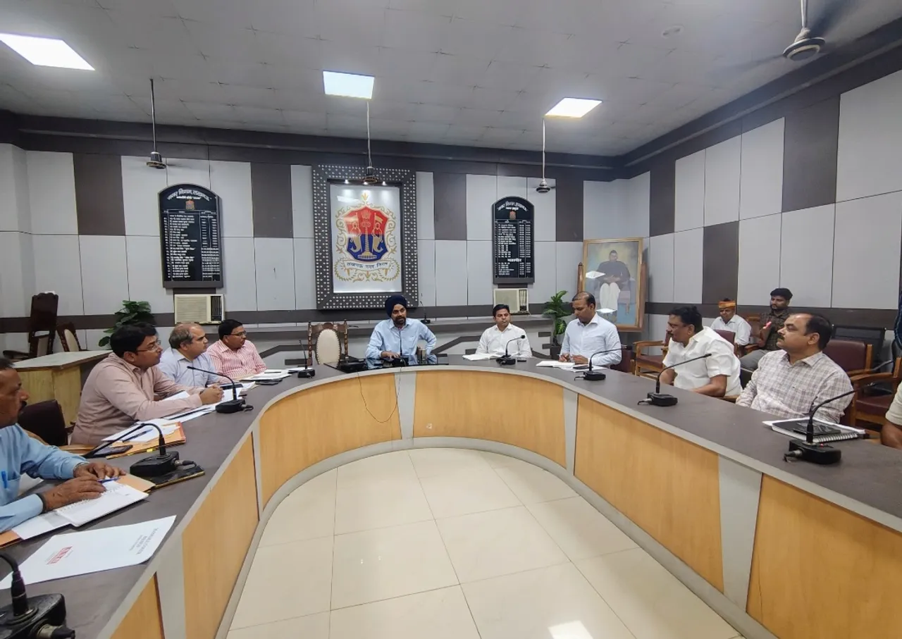 बैठक करते नगर आयुक्त 